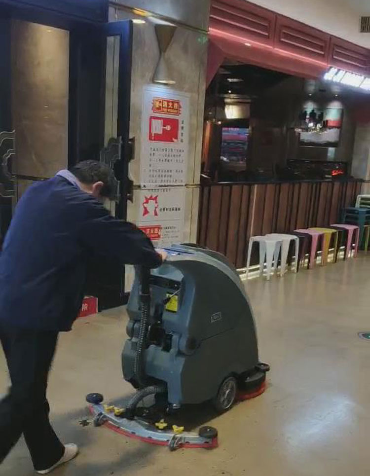南昌市梦时代广场百盛阛阓的保洁公司购买大发体育X750手推式洗地机